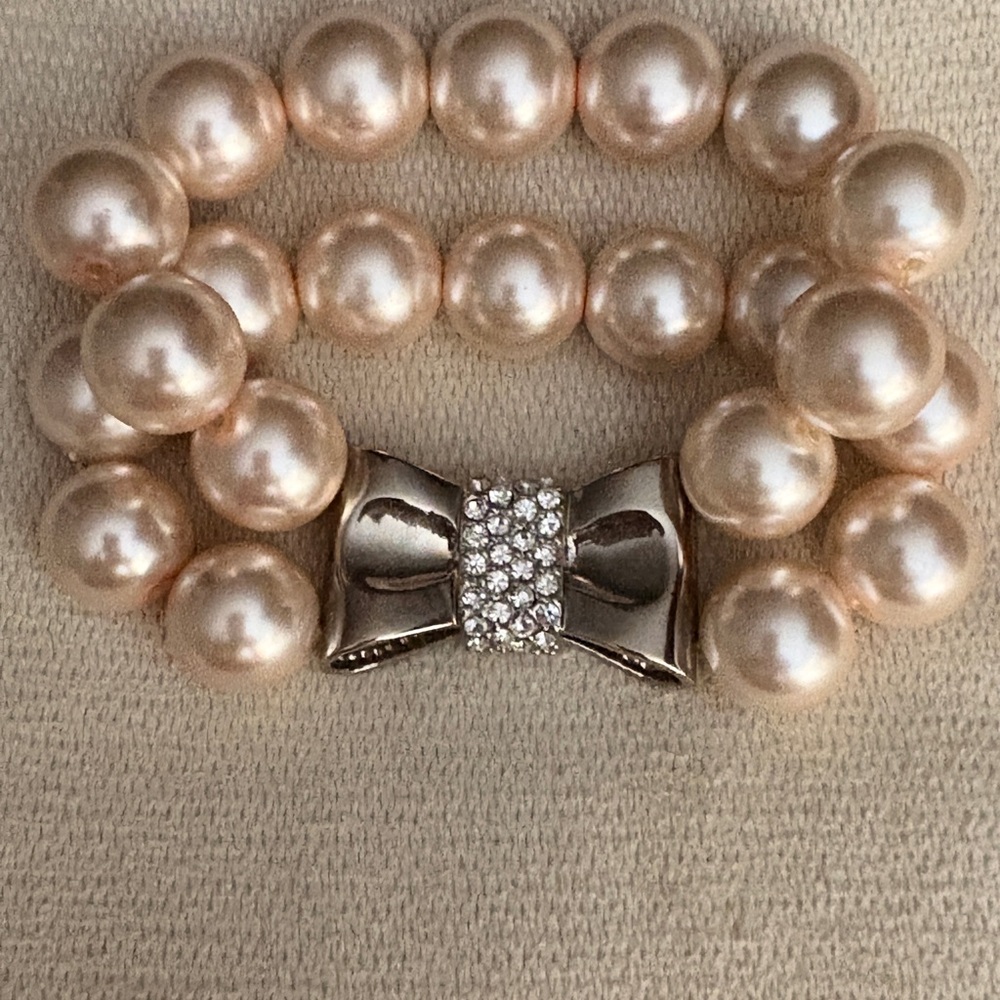 Elegant Pearl Bracelet with Silver Bow